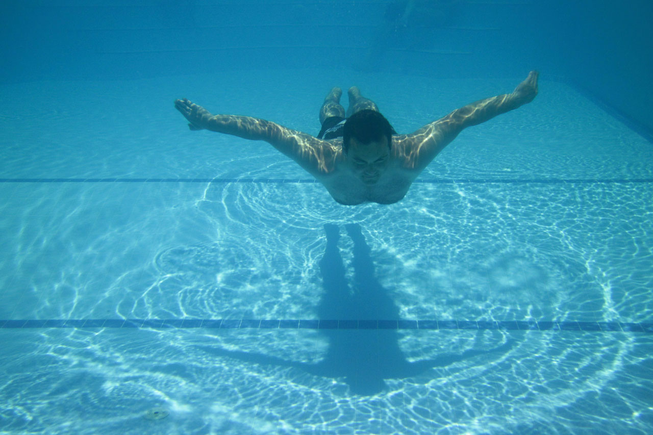 man-swimming-in-pool-871278587620eIzC.
